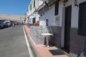 Terraza sobre la acera en la playa de Ojos de Gara/TA.